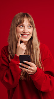 mulher de blusa vermelha digitando no smartphone