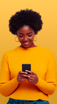 mulher de blusa amarela digitando no smartphone